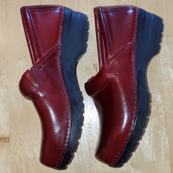 LL BEAN SZ 6 WINE COLORED CLOGS - Picture 3 of 6